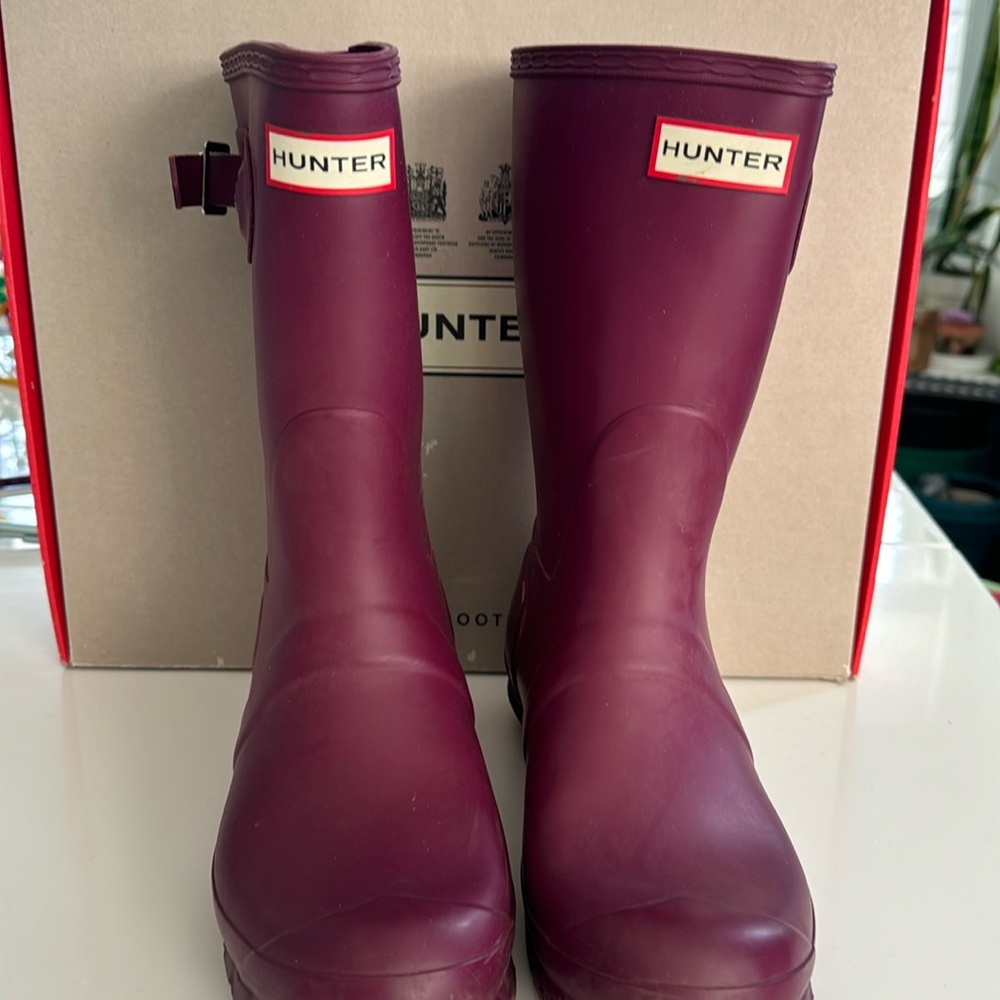 Violet hunter rain boots size 8